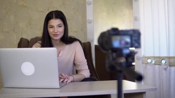 Vrouw blogger creëren van nieuwe inhoud voor video blog, vlogger freelancer — Stockvideo