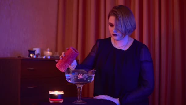 Wróżka kasjerka rytuał świeca wosk miska wody, Cygan, magia ezoteryczne — Wideo stockowe