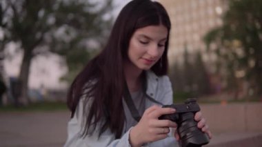 Fotoğraf makineli kadın fotoğrafçı, içerik oluşturan, serbest çalışan, fotoğraf çekimi yapan
