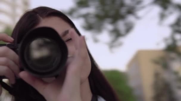 Žena profesionální fotograf s fotoaparátem, focení, zblízka tvář — Stock video