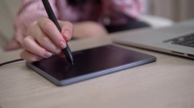 Grafik tableti ve kalem serbest yazıcı elini kullanarak tasarımcı illüstratörü kapat