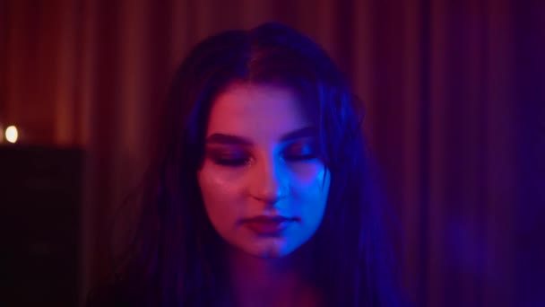 Zigeuner mystieke vrouw rook mist neon licht portret — Stockvideo