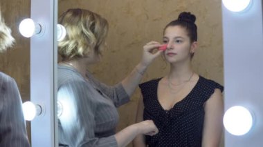 Makyaj sanatçısı ve müşteri, makyaj salonu, makyaj temeli