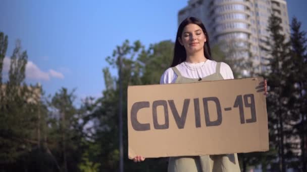 Coronavírus sobre, fim da epidemia, andando na rua, jogar fora covid-19 cantar — Vídeo de Stock