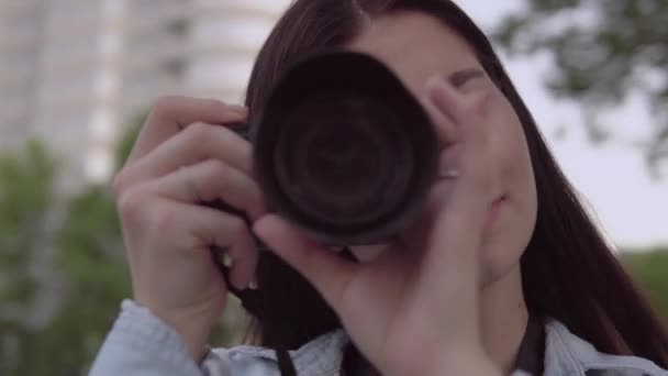 Fotógrafo mulher atraente com câmera, fazendo conteúdo de foto, retrato — Vídeo de Stock
