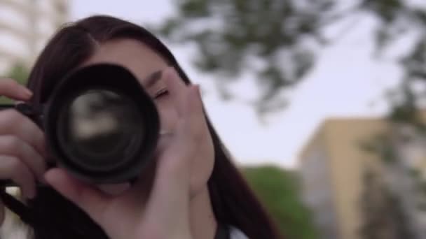 Mulher fotógrafo profissional com câmera, tiro de fotos, close up face — Vídeo de Stock