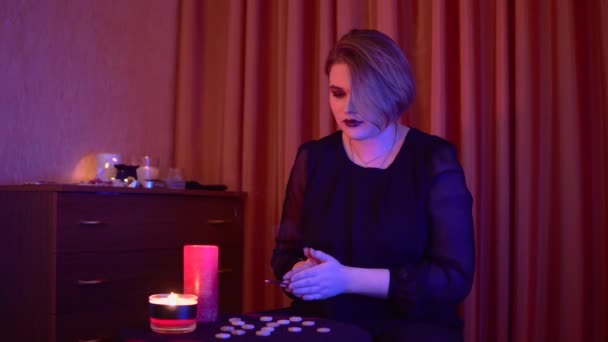 Witch waarzegster met runen tarot kaarten die toekomstige magie occult ritueel lezen — Stockvideo