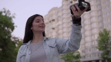 Çekici kadın video blogcu Vlog için film kaydediyor, serbest yazar etkileyicisi