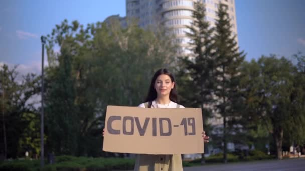 Mulher na rua jogar fora coronavírus covid-19 sing epidemia quarentena fim — Vídeo de Stock