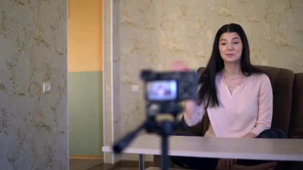 Attraktiv kvinna video blogger inspelning vlog talande vlogger skapa innehåll — Stockvideo