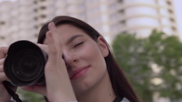 Fotograf žena pracuje dělat street photo střílet s kamerou, na volné noze — Stock video