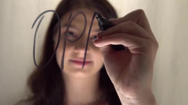 Vrouw schrijft OPEN teken op glazen borddeur, aantrekkelijke vrouw, cafe concept — Stockvideo
