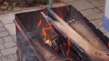 Yakacak odun brazier 'da yanıyor, mangal için kömür, açık hava serinliği
