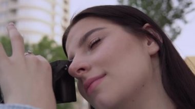 Kadın fotoğrafçı çalışıyor, fotoğraf çekimi, içerik oluşturma, portre kapatma