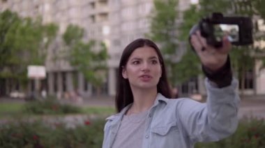 Kadın blogcu, vlog, sokak çekimi için video kaydetti, içerik oluştur