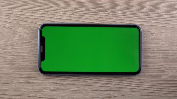 Smartphone mit Green-Screen-Attrappe, Zoomgeste, Hand Nahaufnahme, Mobiltelefon — Stockvideo