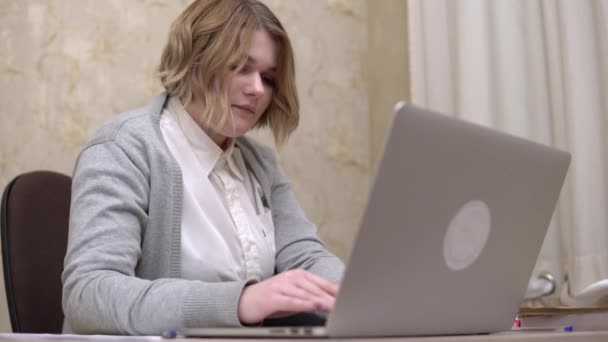 Atrakcyjna kobieta pracownik biurowy, student korzystający z laptopa, odległość biura — Wideo stockowe