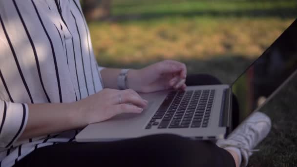 Дистанционная работа, женщина, использующая ноутбук на открытом воздухе, внештатная дистанционная работа — стоковое видео