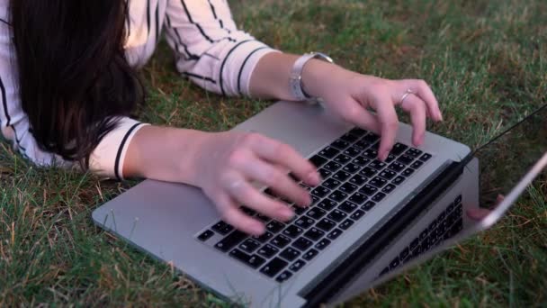 Freelancer travailler avec ordinateur portable en plein air, dactylographier femme, mains fermer — Video