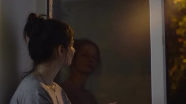 Fincanlı üzgün kadın, camında şimşek, fırtına, sonbahar sıcacık evi, gece ışıkları.