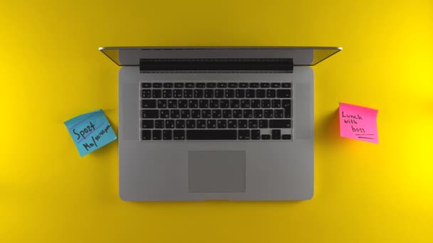 Hand gezet post-it papieren op de werkplek gevuld bureau met laptop per post het stickers — Stockvideo