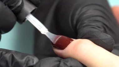 Kız tırnak cilası jölesi kullanıyor. Kuaförde tırnaklarımı boyuyorum. Manikür.