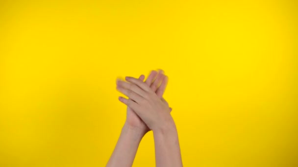 Аплодисменти, плескаючі руки на жовтому тлі, жестикулюючі руки — стокове відео