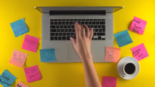 Een hand snel typen op laptop, post het papieren op de werkplek, koffie kopje — Stockvideo