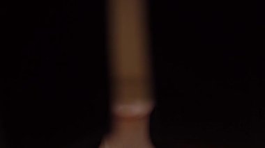 Çekici, mutlu bir kadın hediye kutusunu açar, tatil hediyelerini alır, yüzünü kapatır.