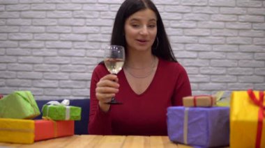 Çekici bir kadın tatilde görüntülü sohbet ederek konuşuyor, internetten kutlama yapıyor.