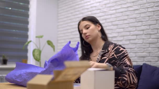 迷人的女人准备礼物，包装礼物盒，庆祝节日 — 图库视频影像