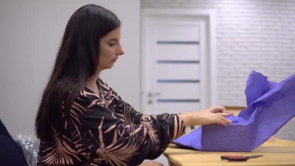 Caja de regalo de paquete de mujer atractiva joven, preparándose para las vacaciones envolviendo regalos — Vídeo de stock