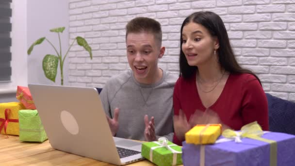 Χαριτωμένο ζευγάρι μιλάμε με βιντεοκλήση χρήση φορητού υπολογιστή απόσταση σε απευθείας σύνδεση οικογενειακή συνομιλία — Αρχείο Βίντεο
