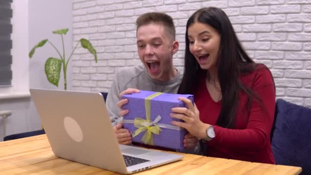 Coppia carina dare regalo alla famiglia tramite videochiamata, celebrazione delle vacanze online — Video Stock