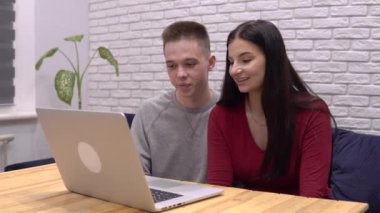 Video görüşmesiyle konuşan mutlu sevimli çift, online laptop mesafesi sohbetini kullan