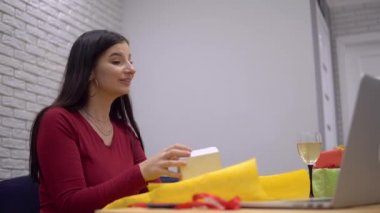 Kadınlar video konuşmalarıyla hediyeler hazırlar, tatil için el yapımı paketleme hediyeleri