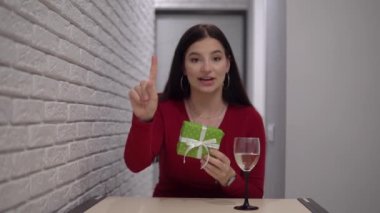 Kadın görüntülü konuşma ile online, karantina kişisel izolasyonu ile tatil