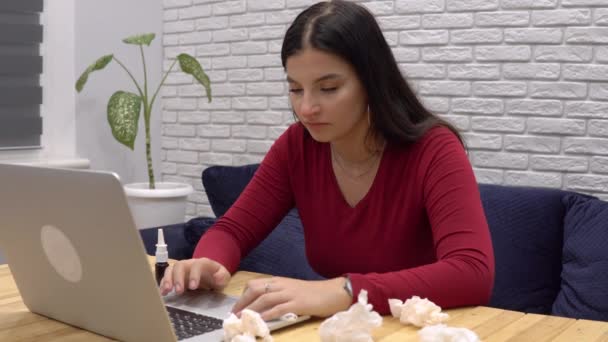 Choroba kobieta pracuje z laptopem, złapać przeziębienie, chory pracoholik w biurze — Wideo stockowe
