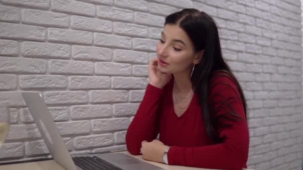 Приваблива жінка розмовляє за допомогою відеодзвінків, використовує ноутбук, онлайн-інтерв'ю, відстань — стокове відео