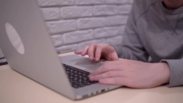 Uomo che utilizza laptop, mani da vicino, navigare su internet studente freelancer con il computer — Video Stock