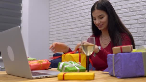 Kobieta przygotować prezenty rozmowy wideo, ręcznie pakowane prezent na wakacje — Wideo stockowe
