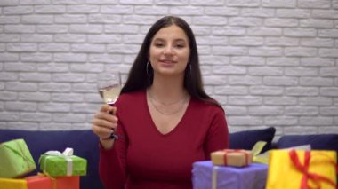 Kameraya bakan gülümseyen kadın, internet üzerinden tebrik ediyor.