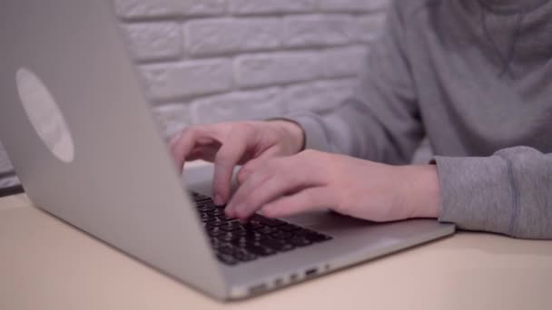 Man arbetar med bärbar dator, händer skriva tangentbord, frilansare kontor fjärrarbete — Stockvideo
