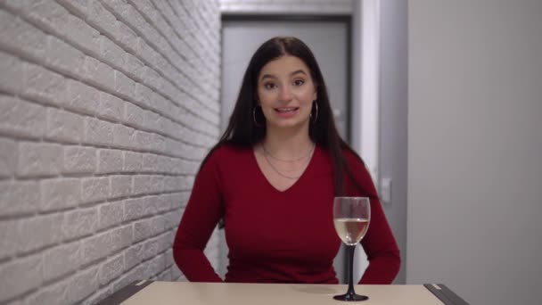 Atractiva mujer haciendo sorpresa dar distancia presente por videollamada, en línea — Vídeos de Stock
