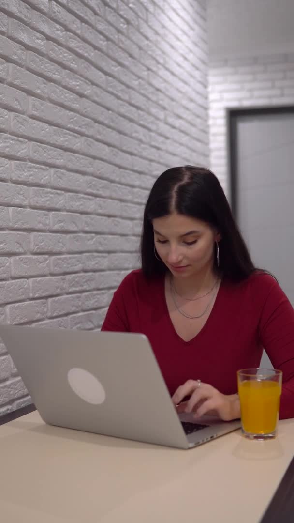 Kobieta pracownik biurowy przy użyciu laptopa odległość zdalnej pracy z, pionowe wideo — Wideo stockowe