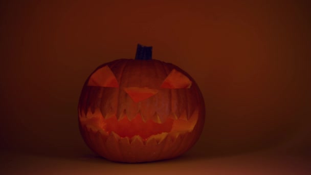Halloween pumpa flimrar i mörk närbild pumpa Jack ansikte semester — Stockvideo