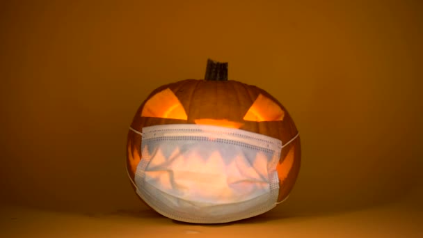 Halloween pumpkin in protective medical mask coronavirus quarantine holidays — Stock Video