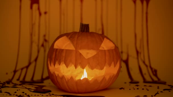 Halloween gloeiende pompoen, horror enge sfeer, nep bloed op de achtergrond — Stockvideo