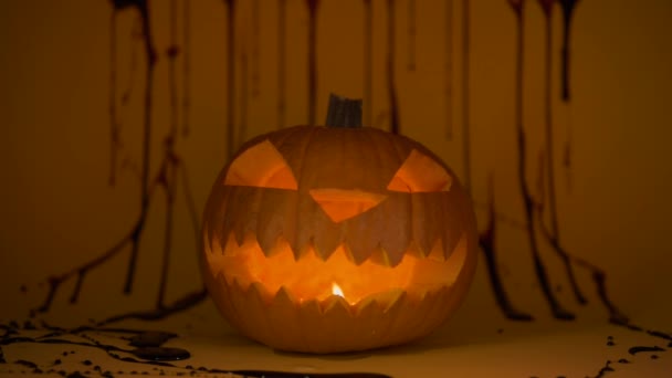 Jack lykta halloween pumpa, falska blod på bakgrunden, skräck glödande inredning — Stockvideo