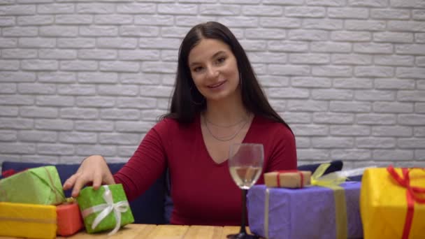 女性はビデオ通話でオンラインでプレゼントを与えます,隔離された自己分離上の休日 — ストック動画